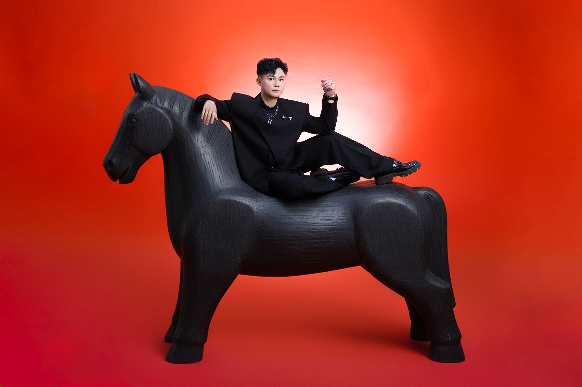 Biên đạo múa Nguyễn Hữu Vĩnh Khương: Hành trình hơn 20 năm theo đuổi nghệ thuật, gom nét văn hóa xưa vào nhịp thở của múa hiện đại