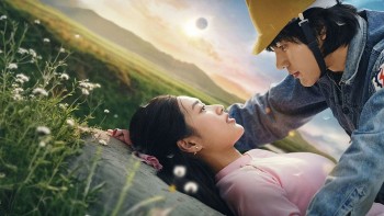 Phá vỡ quy luật, 'Hẹn em ngày nhật thực' bứt tốc mạnh mẽ trên đường đua phòng vé