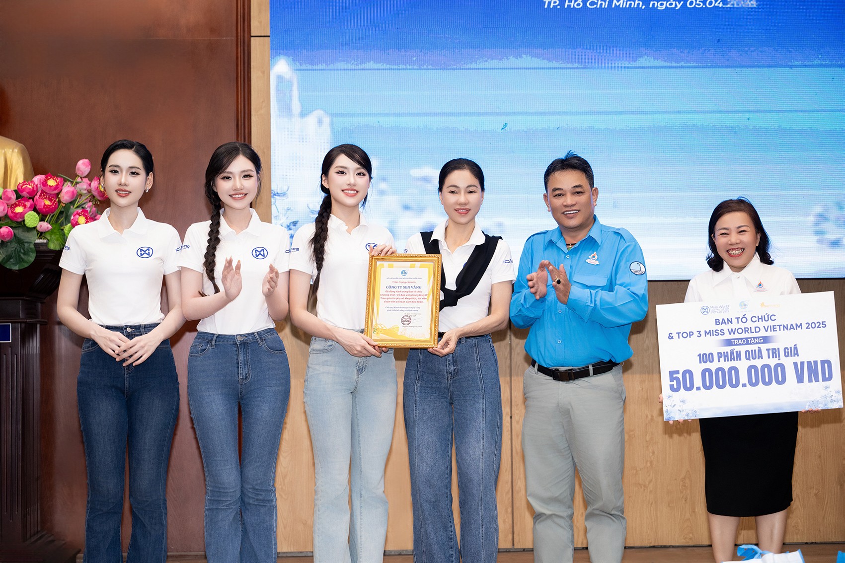 Hoa hậu, Á hậu 'Miss World Vietnam 2025' trao hơn 140 triệu cho người khuyết tật tại TP. HCM
