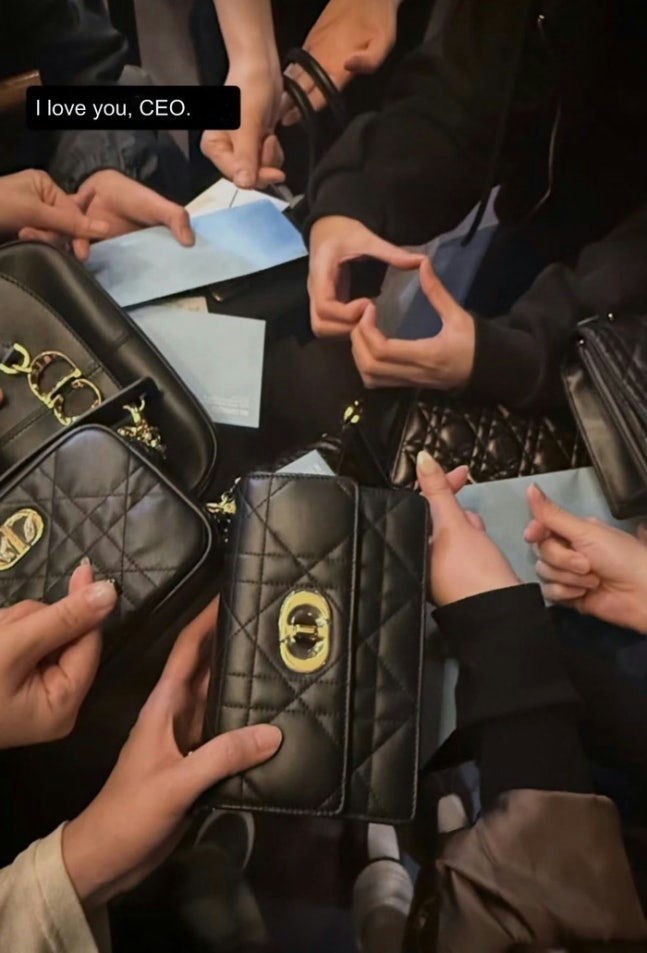 Jisoo (BlackPink) chi tiền tỷ tặng túi Dior cho nhân viên