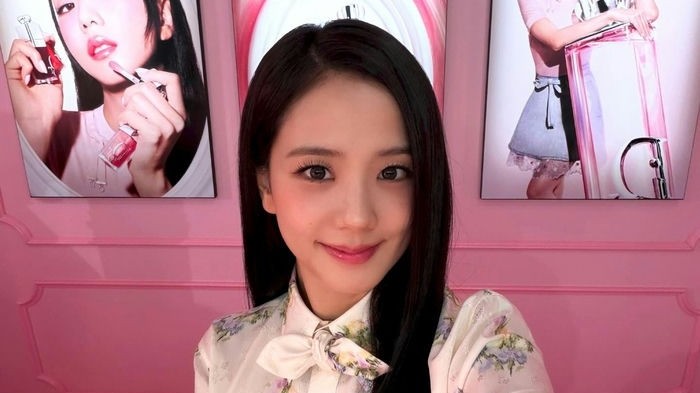 Jisoo (BlackPink) chi tiền tỷ tặng túi Dior cho nhân viên