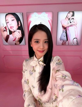 Jisoo (BlackPink) chi tiền tỷ tặng túi Dior cho nhân viên