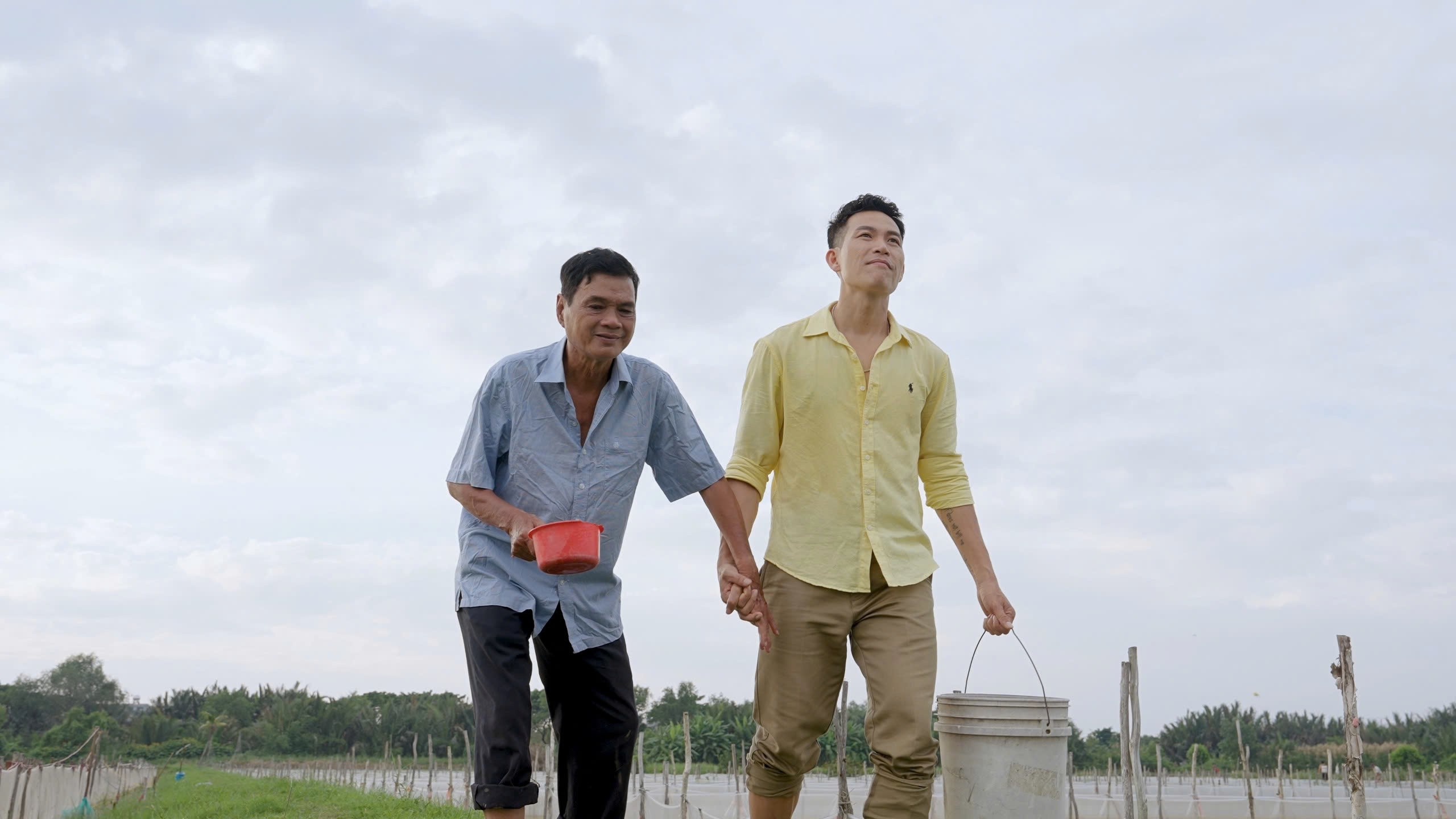 Diễn viên Mai Trần tái xuất đầy cảm xúc trong MV 'Ơn cha' của 'Ông hoàng nhạc gia đình' Quách Beem