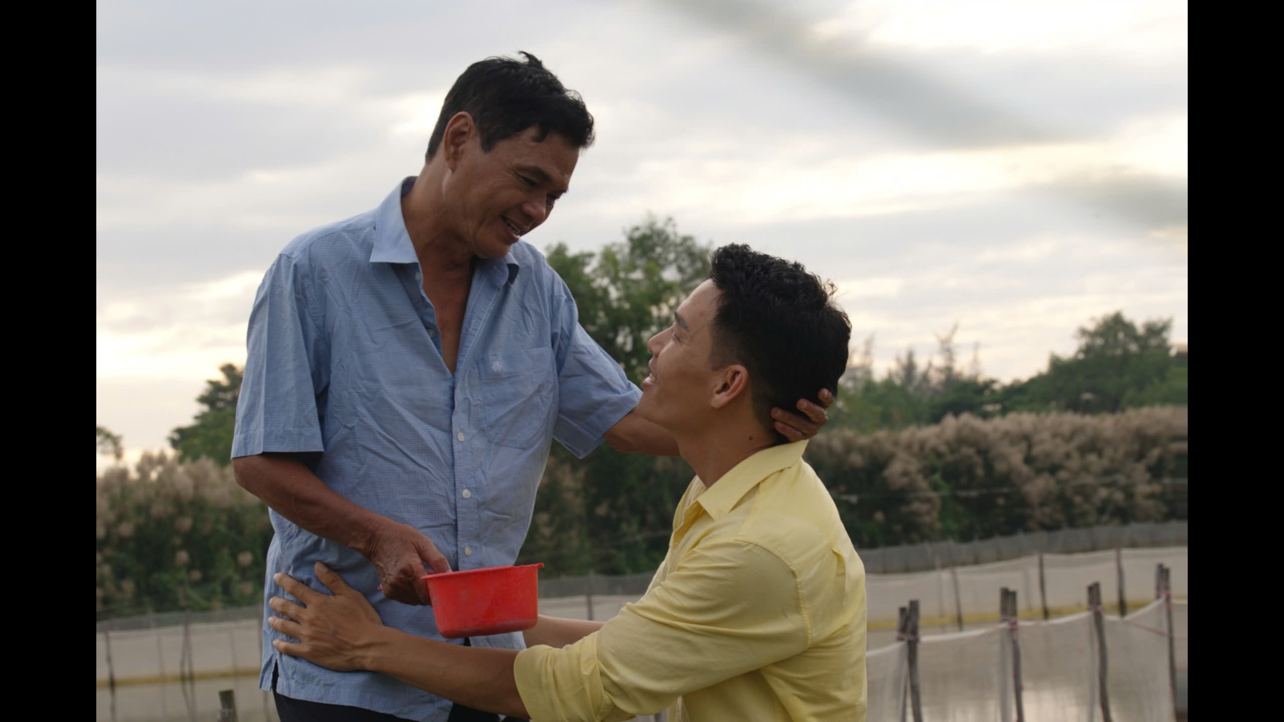 Diễn viên Mai Trần tái xuất đầy cảm xúc trong MV 'Ơn cha' của 'Ông hoàng nhạc gia đình' Quách Beem