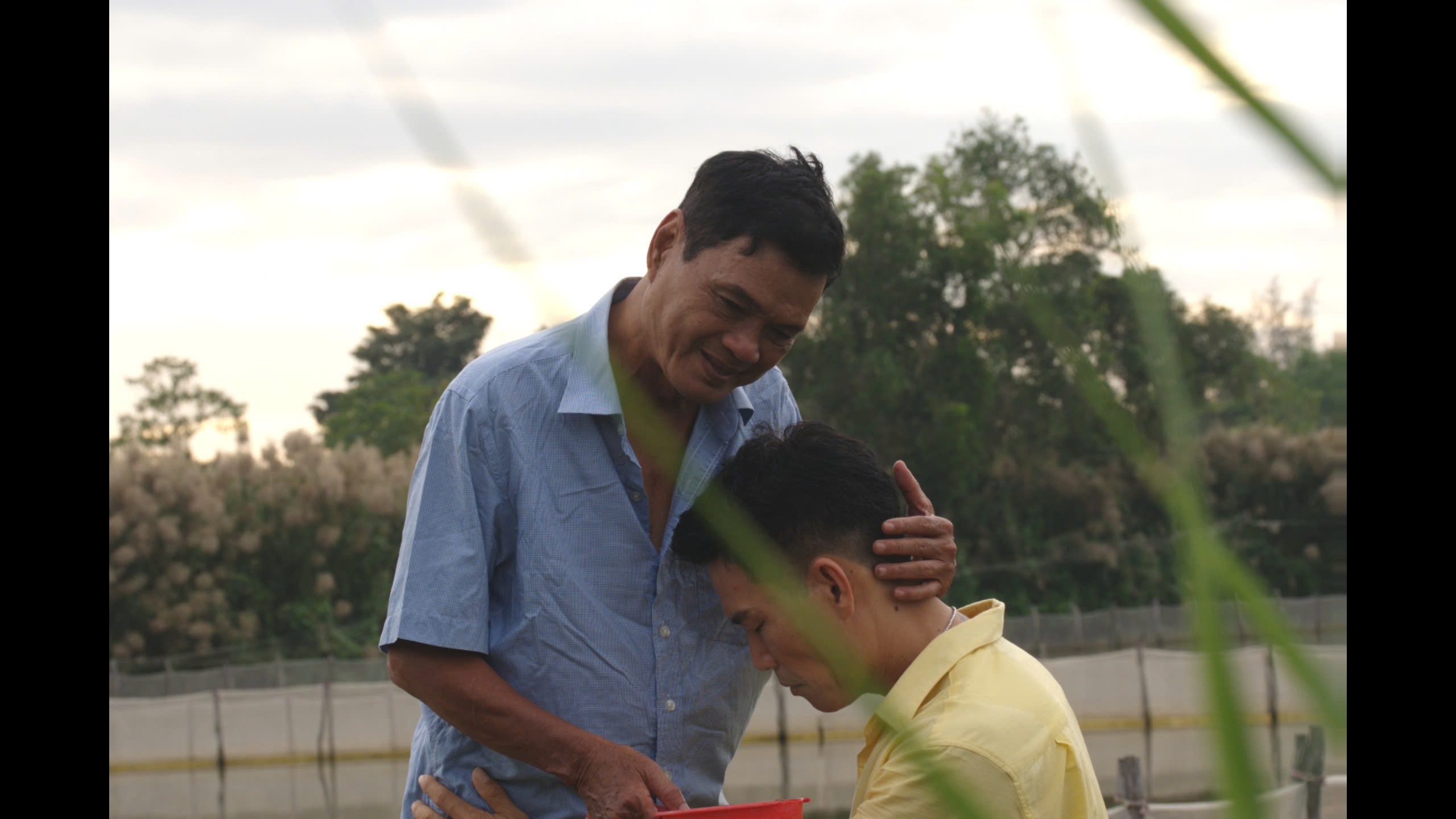 Diễn viên Mai Trần tái xuất đầy cảm xúc trong MV 'Ơn cha' của 'Ông hoàng nhạc gia đình' Quách Beem