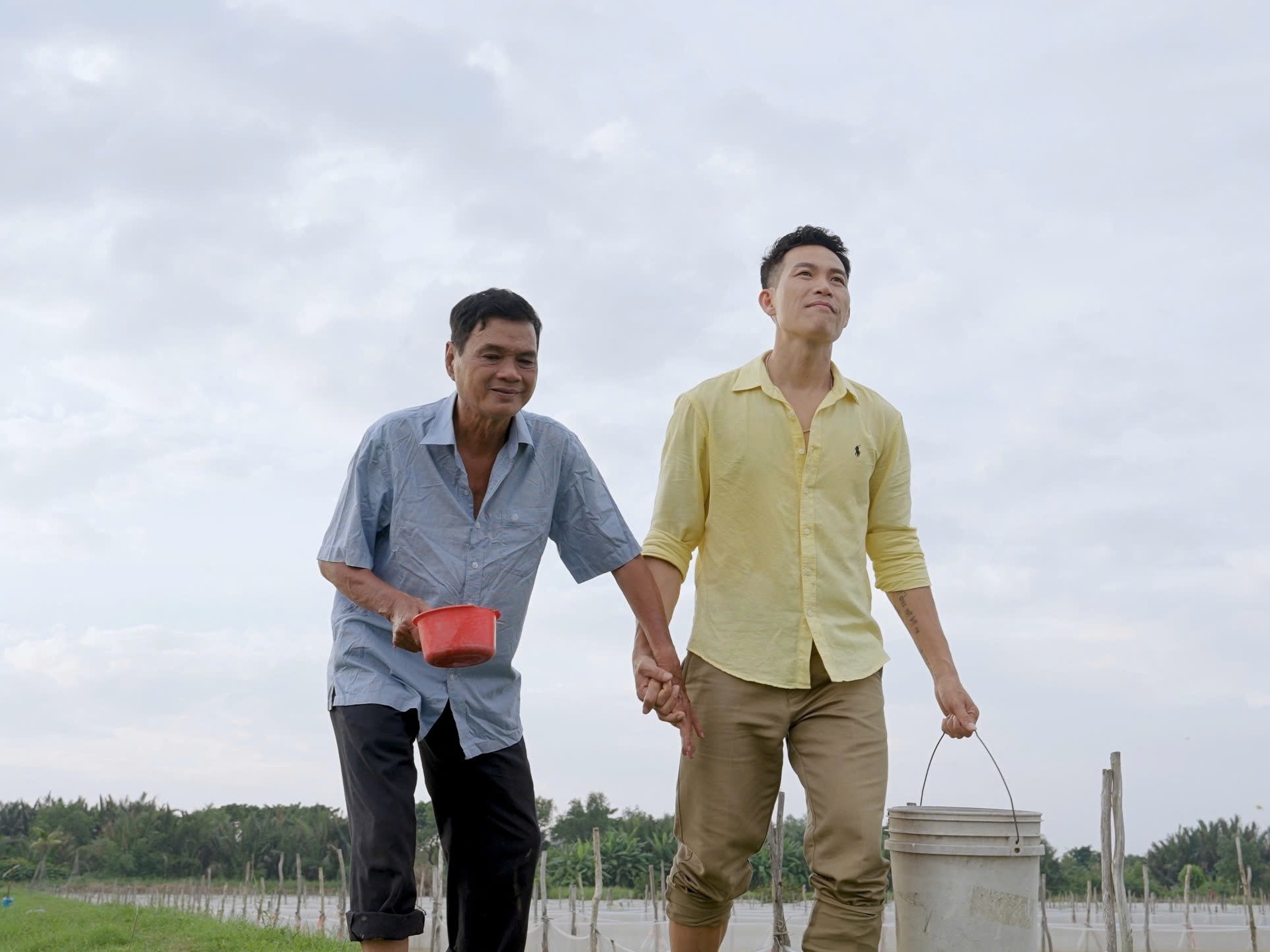 Diễn viên Mai Trần tái xuất đầy cảm xúc trong MV 'Ơn cha' của 'Ông hoàng nhạc gia đình' Quách Beem