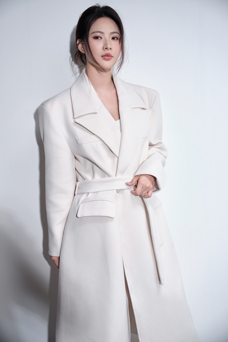 Minh Trang: Tôi đang điều trị bệnh cột sống để tự tin hơn khi lên hình