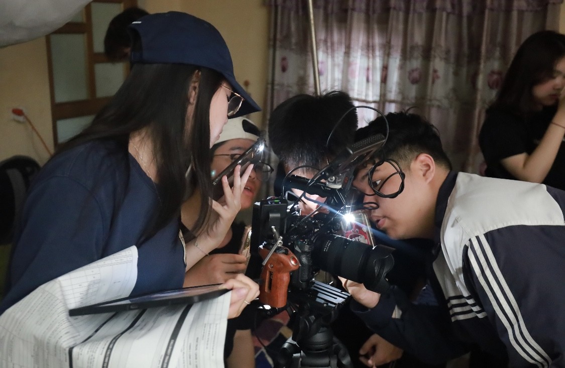 Ảnh 4: Hậu trường được chuẩn bị kỹ lưỡng, chỉn chu