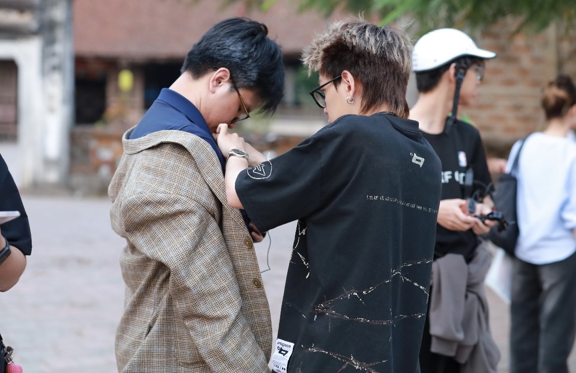 Ảnh 3: Trang phục và đạo cụ làm nổi bật tính chân thực của từng nhân vật.