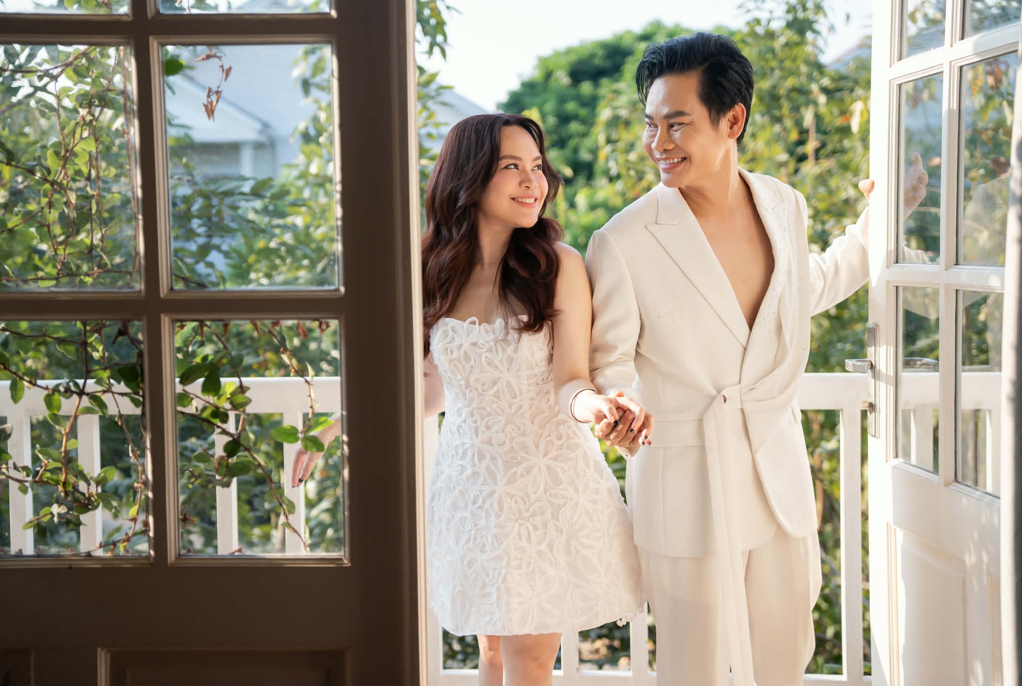 MC Hồng Phúc làm studio tại gia tặng vợ, kỷ niệm 27 năm yêu và cưới