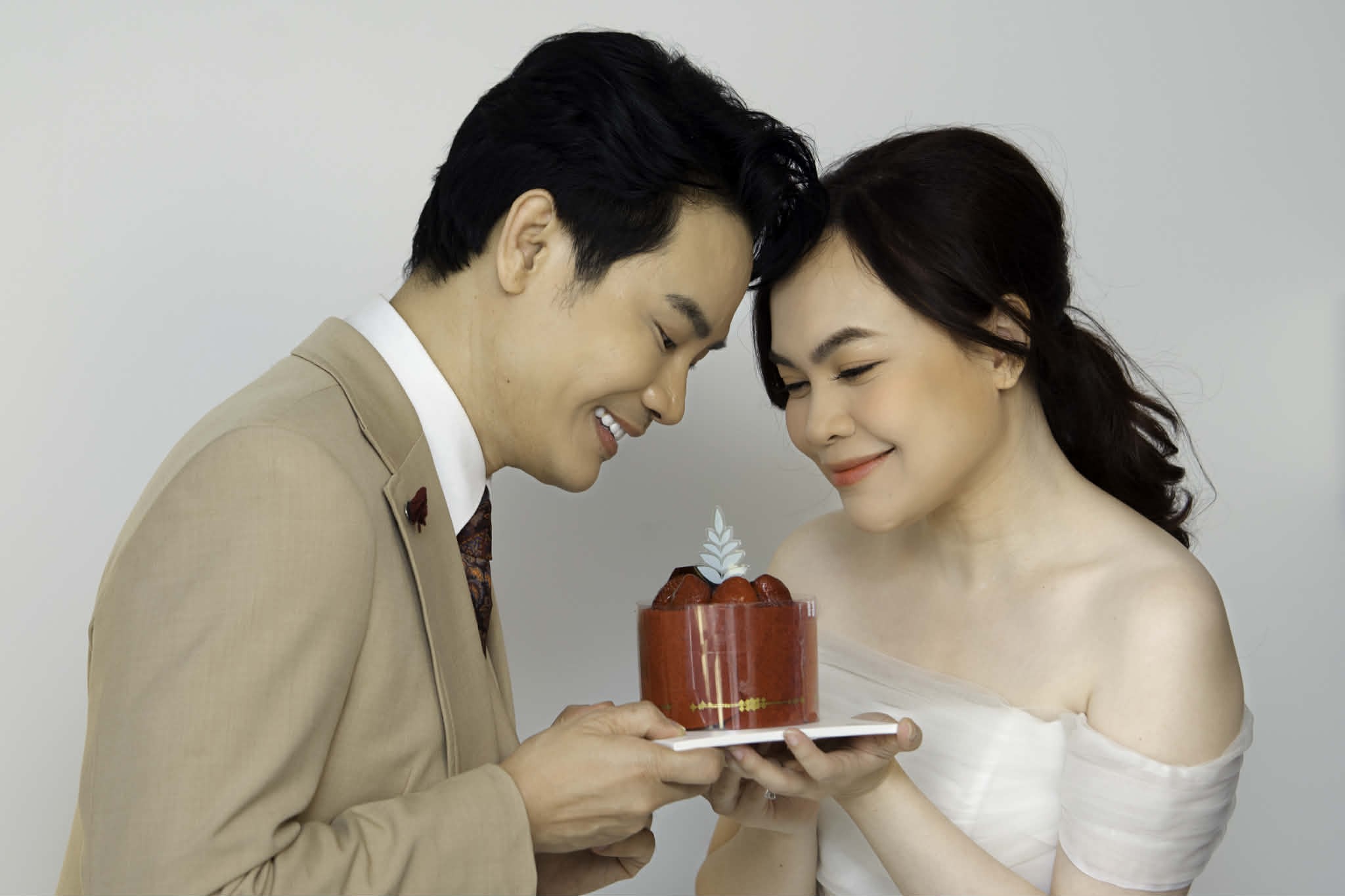 MC Hồng Phúc làm studio tại gia tặng vợ, kỷ niệm 27 năm yêu và cưới