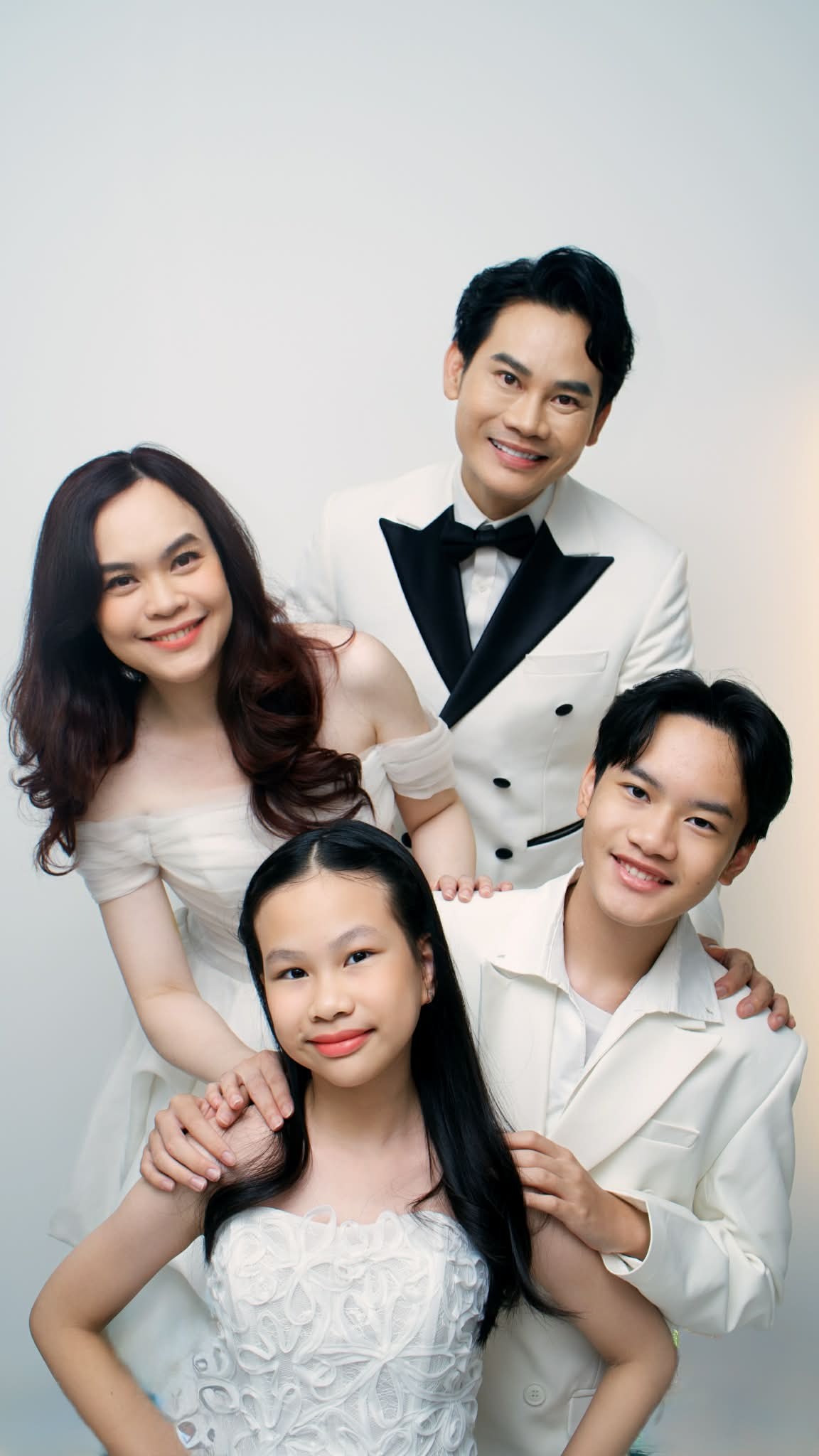 MC Hồng Phúc làm studio tại gia tặng vợ, kỷ niệm 27 năm yêu và cưới