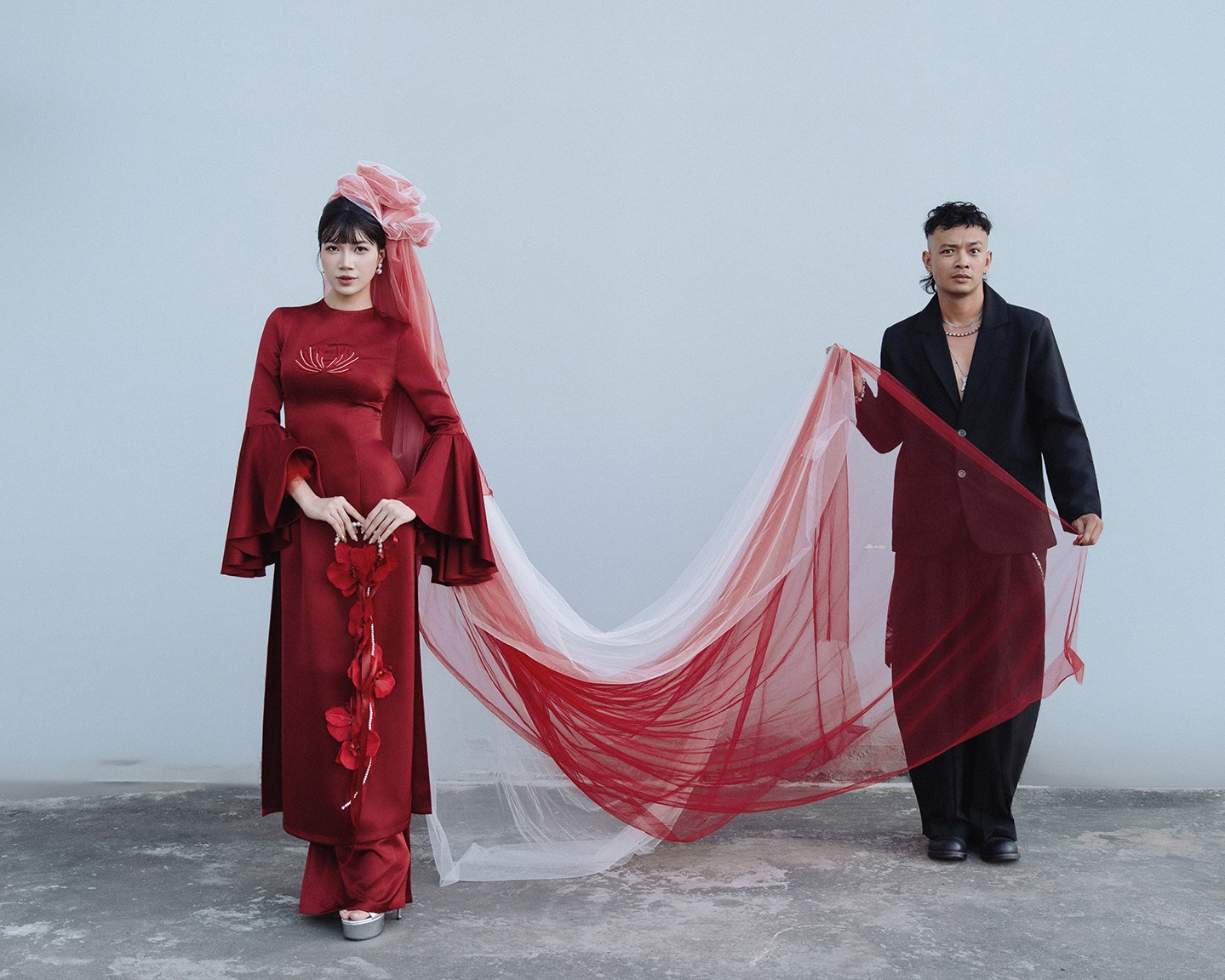 Từ phim 'Song hỷ lâm nguy', Hynee Cao Thanh Huyền tung bộ ảnh cưới đỏ rực cùng Hoàng Phi, phải chăng 'phim giả tình thật'?