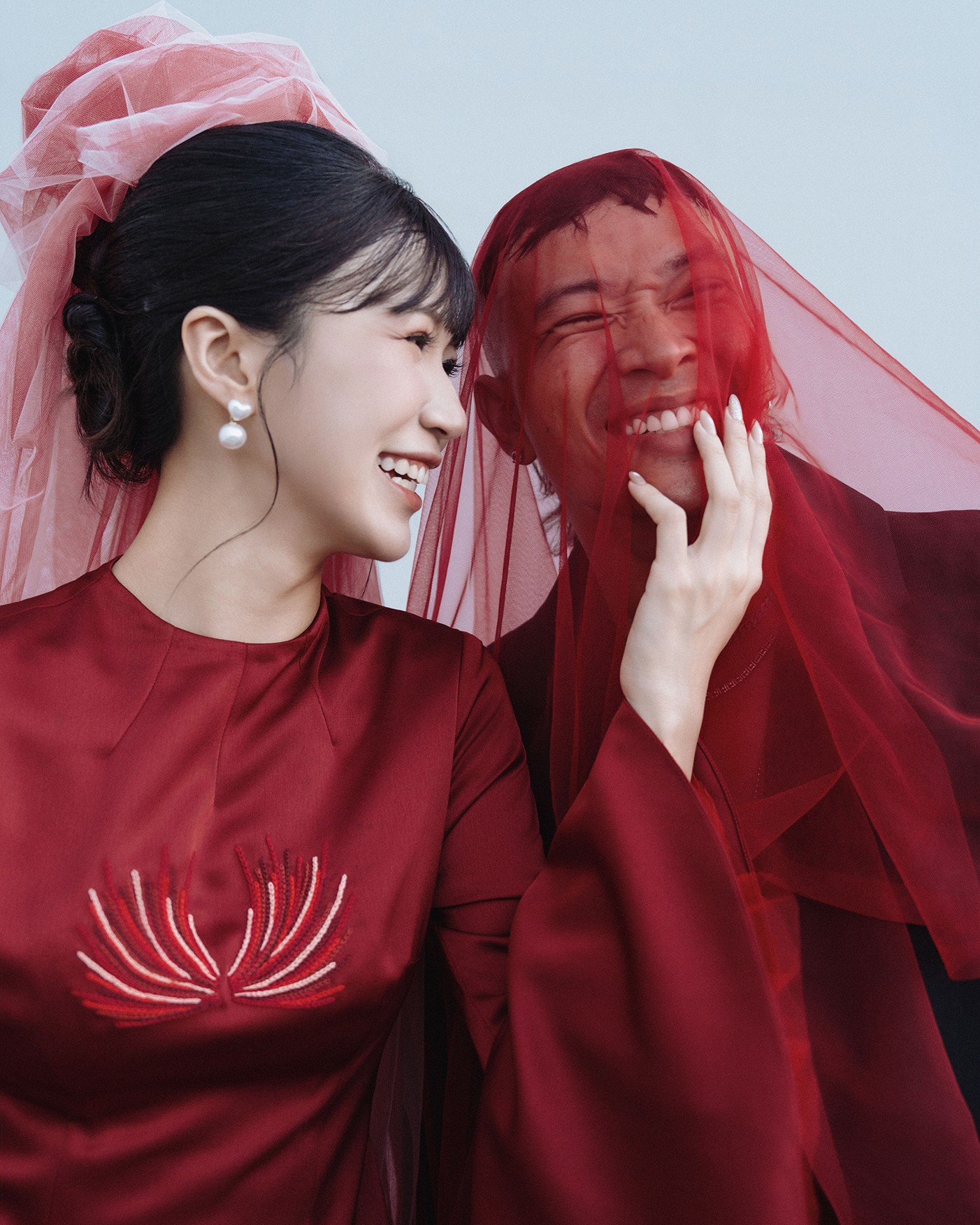 Từ phim 'Song hỷ lâm nguy', Hynee Cao Thanh Huyền tung bộ ảnh cưới đỏ rực cùng Hoàng Phi, phải chăng 'phim giả tình thật'?