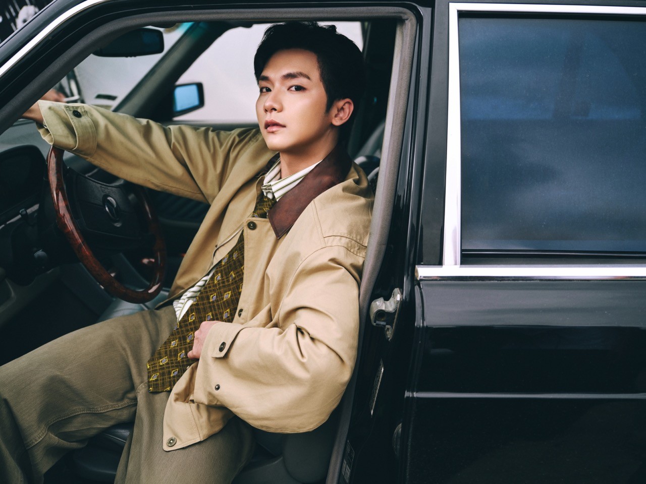 'Thanh tân' lập loạt thành tích Top 1, Vương Bình tung MV kết hợp Thùy Chi