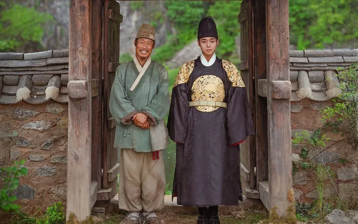 ‘Dưới bóng Điện Hạ’: Thành công nhờ kể chuyện lịch sử bằng cảm xúc