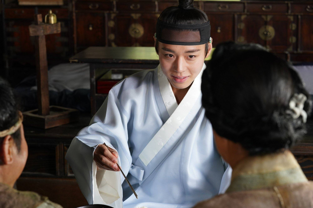 ‘Dưới bóng Điện Hạ’: Thành công nhờ kể chuyện lịch sử bằng cảm xúc