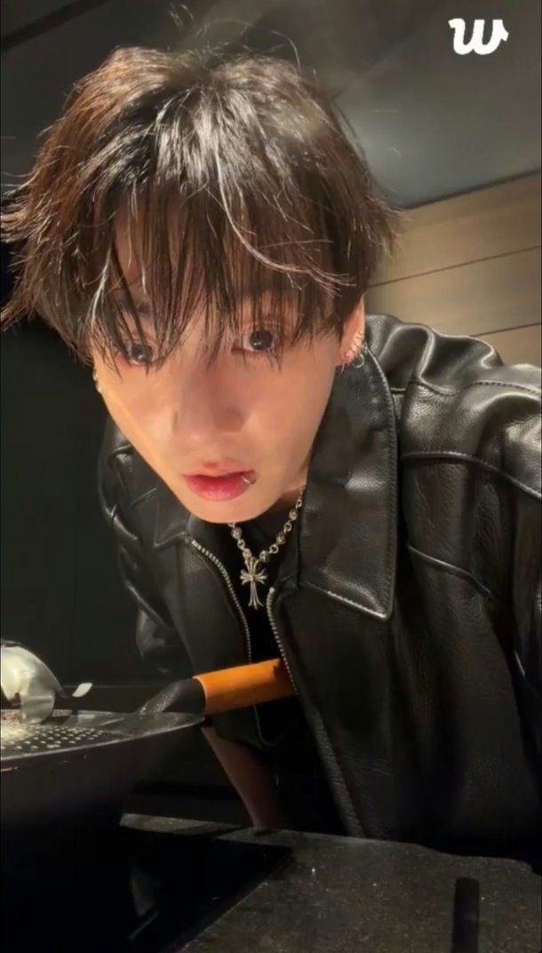 Jungkook (BTS) gây tranh cãi với thái độ trong livestream