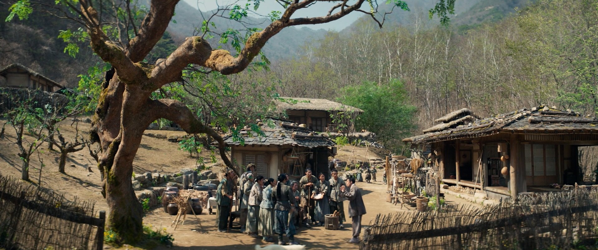 'Dưới bóng Điện hạ' gây bất ngờ khi đào sâu từng lát cắt lịch sử để tạo nên câu chuyện đẫm nước mắt về tình người