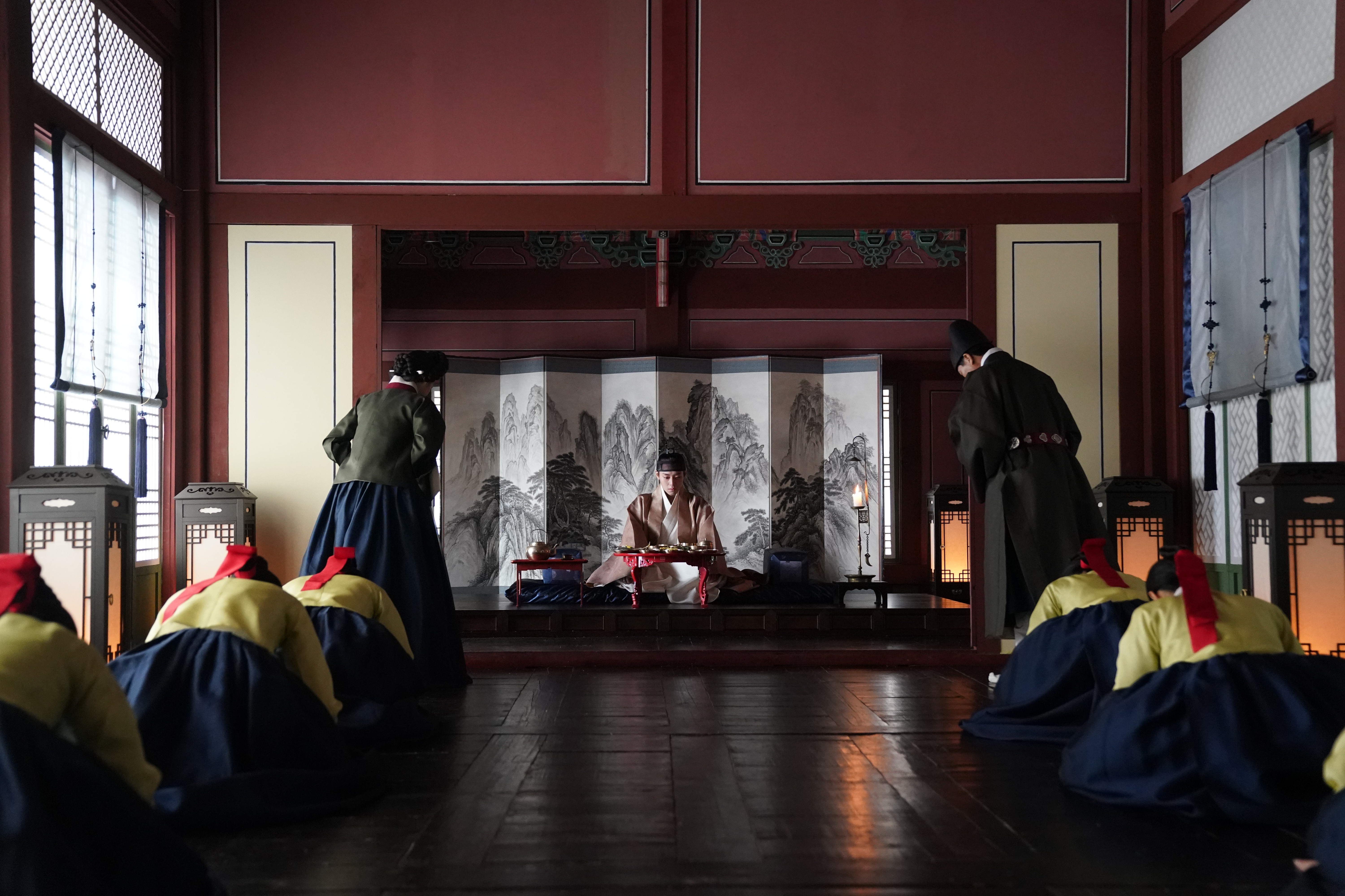 'Dưới bóng Điện hạ' gây bất ngờ khi đào sâu từng lát cắt lịch sử để tạo nên câu chuyện đẫm nước mắt về tình người