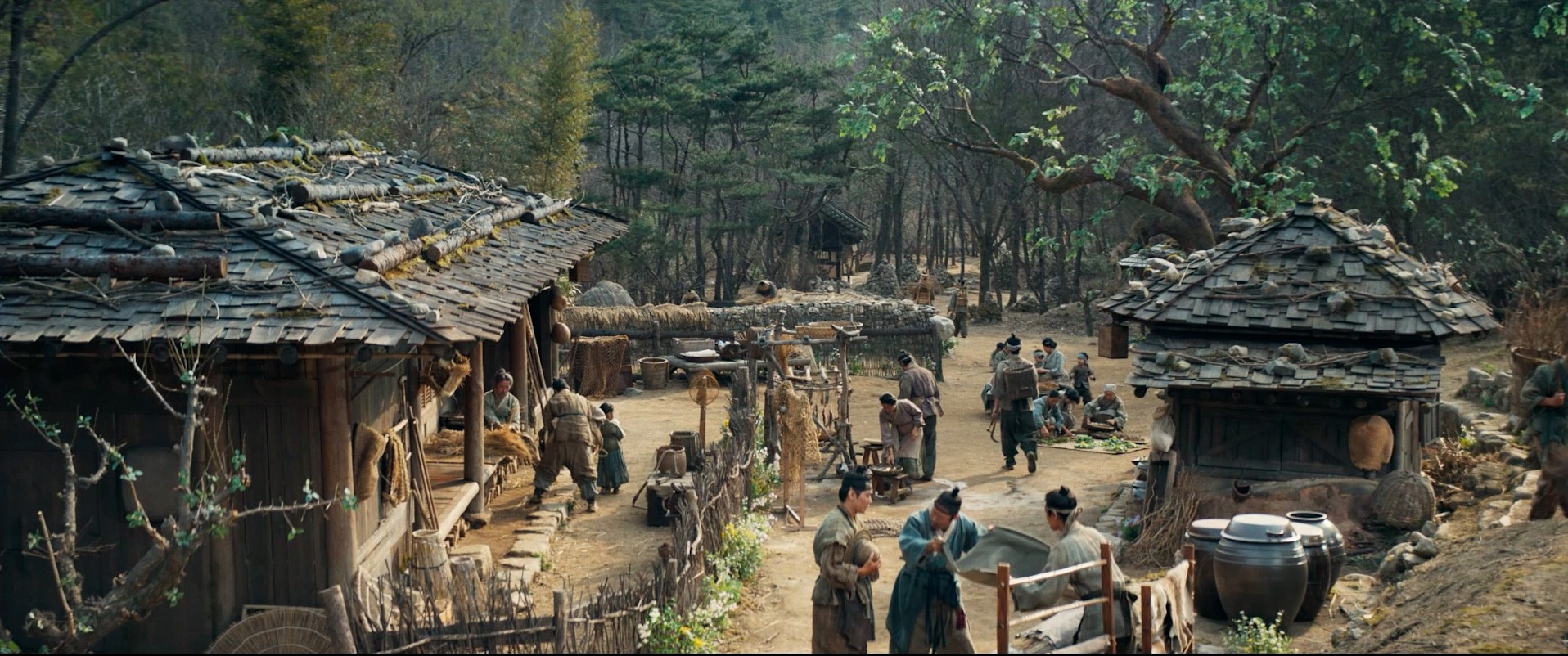 'Dưới bóng Điện hạ' gây bất ngờ khi đào sâu từng lát cắt lịch sử để tạo nên câu chuyện đẫm nước mắt về tình người