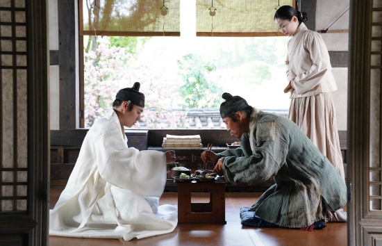 'Dưới bóng Điện hạ' gây bất ngờ khi đào sâu từng lát cắt lịch sử để tạo nên câu chuyện đẫm nước mắt về tình người