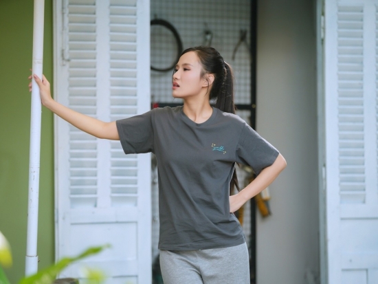 Phan Như Thùy 'lột xác' với hình tượng nữ sinh cá tính trong 'Hẻm không tình yêu'