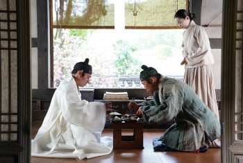 'Dưới bóng Điện hạ' gây bất ngờ khi đào sâu từng lát cắt lịch sử để tạo nên câu chuyện đẫm nước mắt về tình người