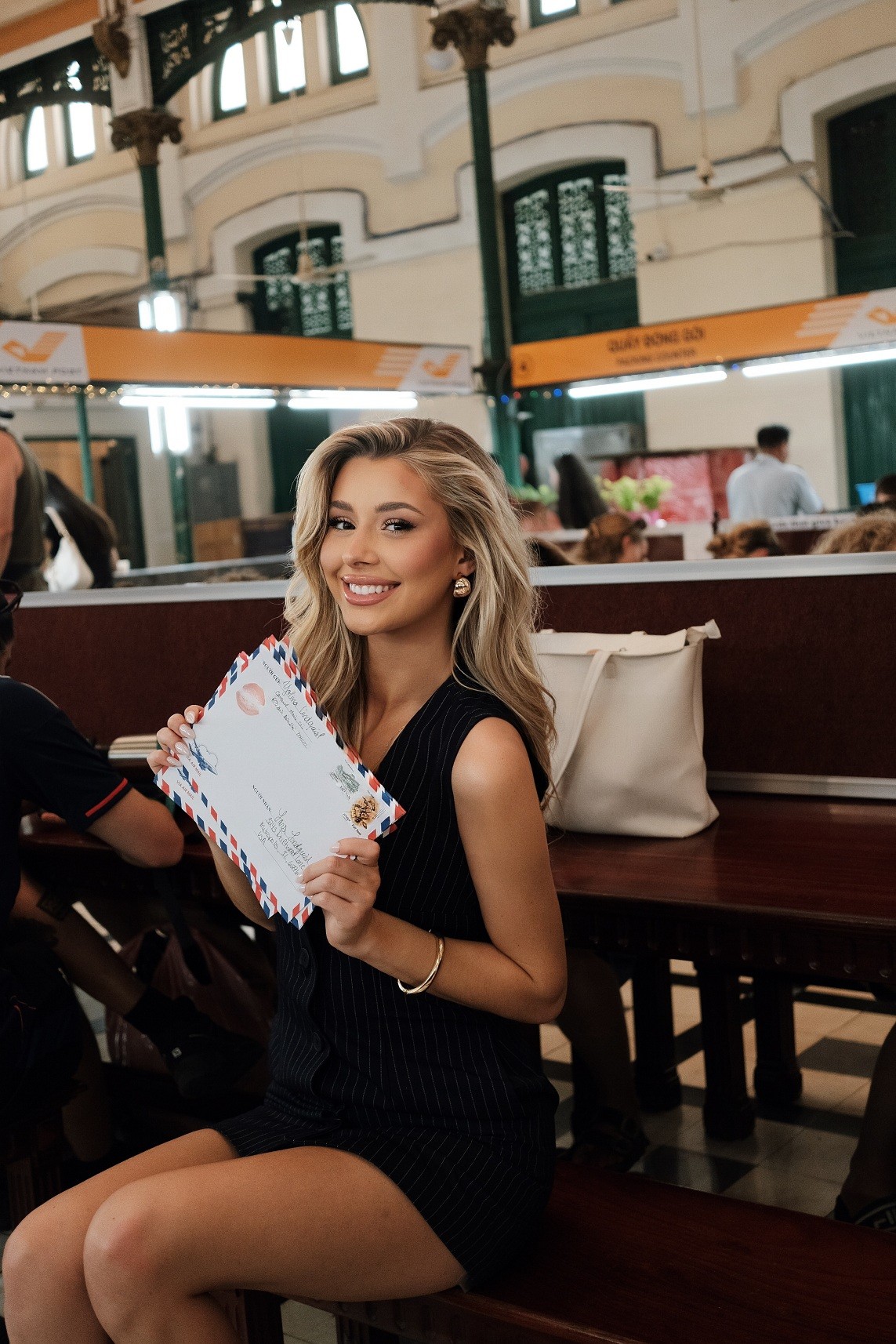 'Miss Cosmo 2025' Yolina Lindquist chia sẻ góc nhìn của một cô gái Mỹ qua bộ ảnh tại các địa điểm văn hóa Việt Nam