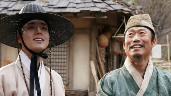 Lý do 'Dưới bóng điện hạ' giữ chân khán giả mà không cần kịch tính?