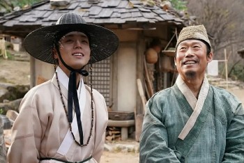 Lý do 'Dưới bóng điện hạ' giữ chân khán giả mà không cần kịch tính?