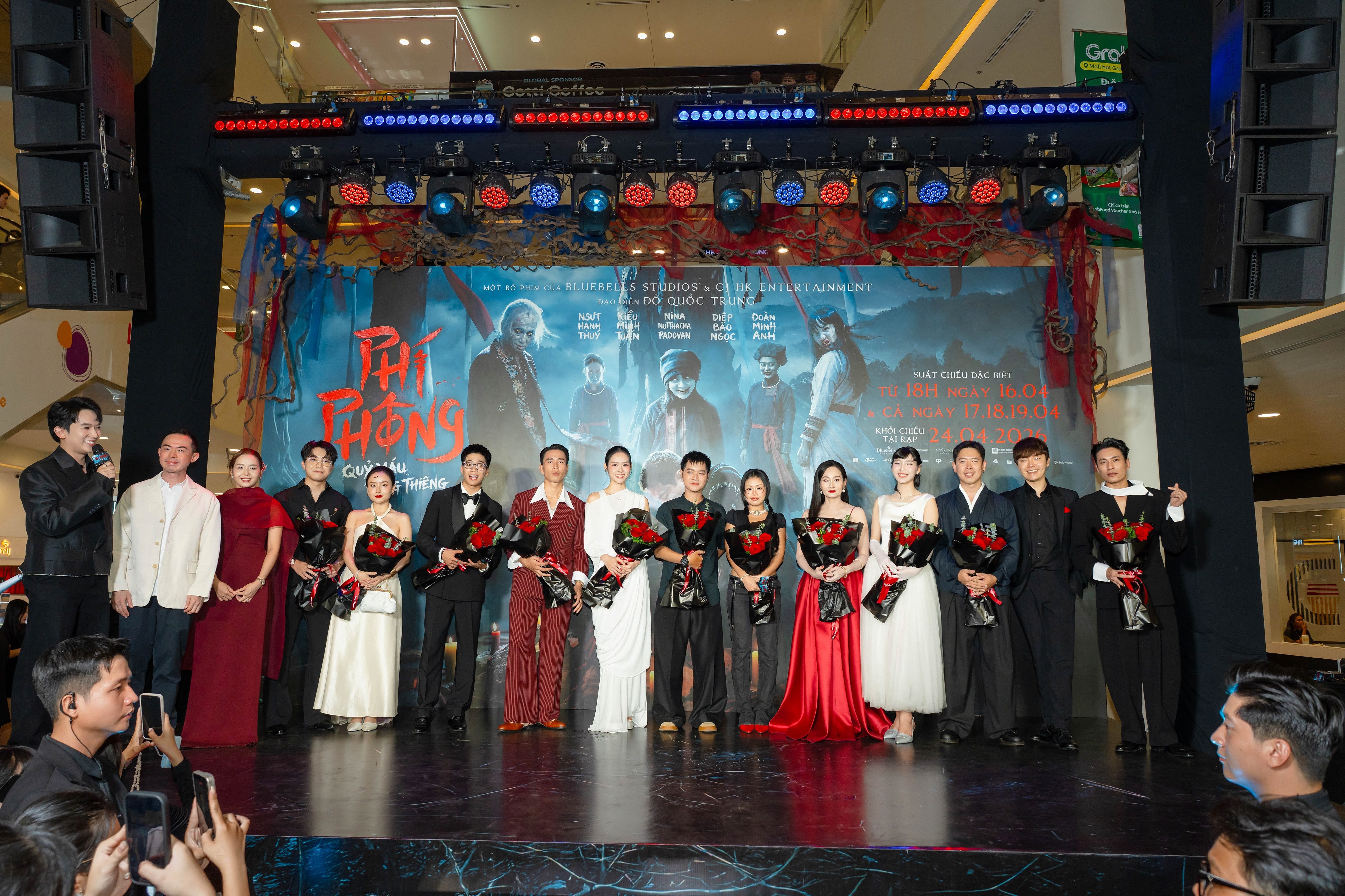 'Phí Phông: Quỷ máu rừng thiêng': Kinh dị chỉ là áo khoác, lắng đọng cảm xúc chính là nỗi sợ bên trong của con người