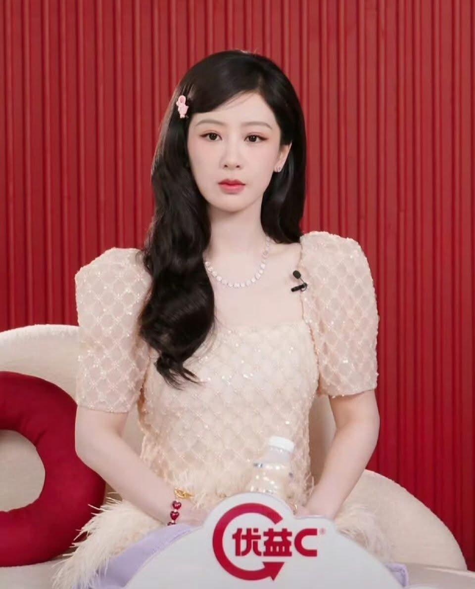 Địch Lệ Nhiệt Ba, Dương Tử bị so sánh khi lên sóng cùng ngày