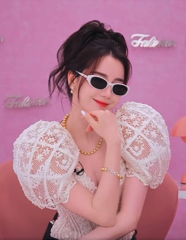 Địch Lệ Nhiệt Ba, Dương Tử bị so sánh khi lên sóng cùng ngày