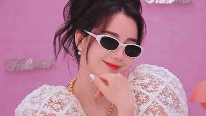 Địch Lệ Nhiệt Ba, Dương Tử bị so sánh khi lên sóng cùng ngày