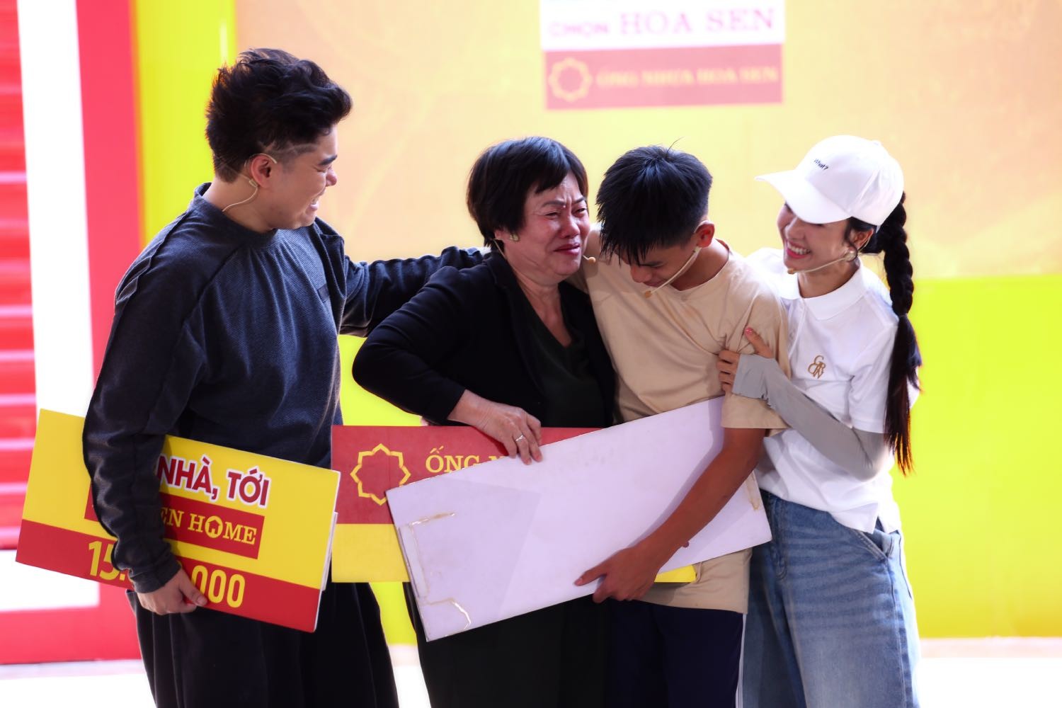 Song Luân, Anh Tú, Đỗ Nhật Hoàng hội ngộ tại 'Mái ấm gia đình Việt' ghi hình ở TP. HCM