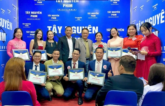 Đạo diễn Xuân Cường ngồi ghế nóng cuộc thi 'Én vàng' của Học viện Tây Nguyên phim