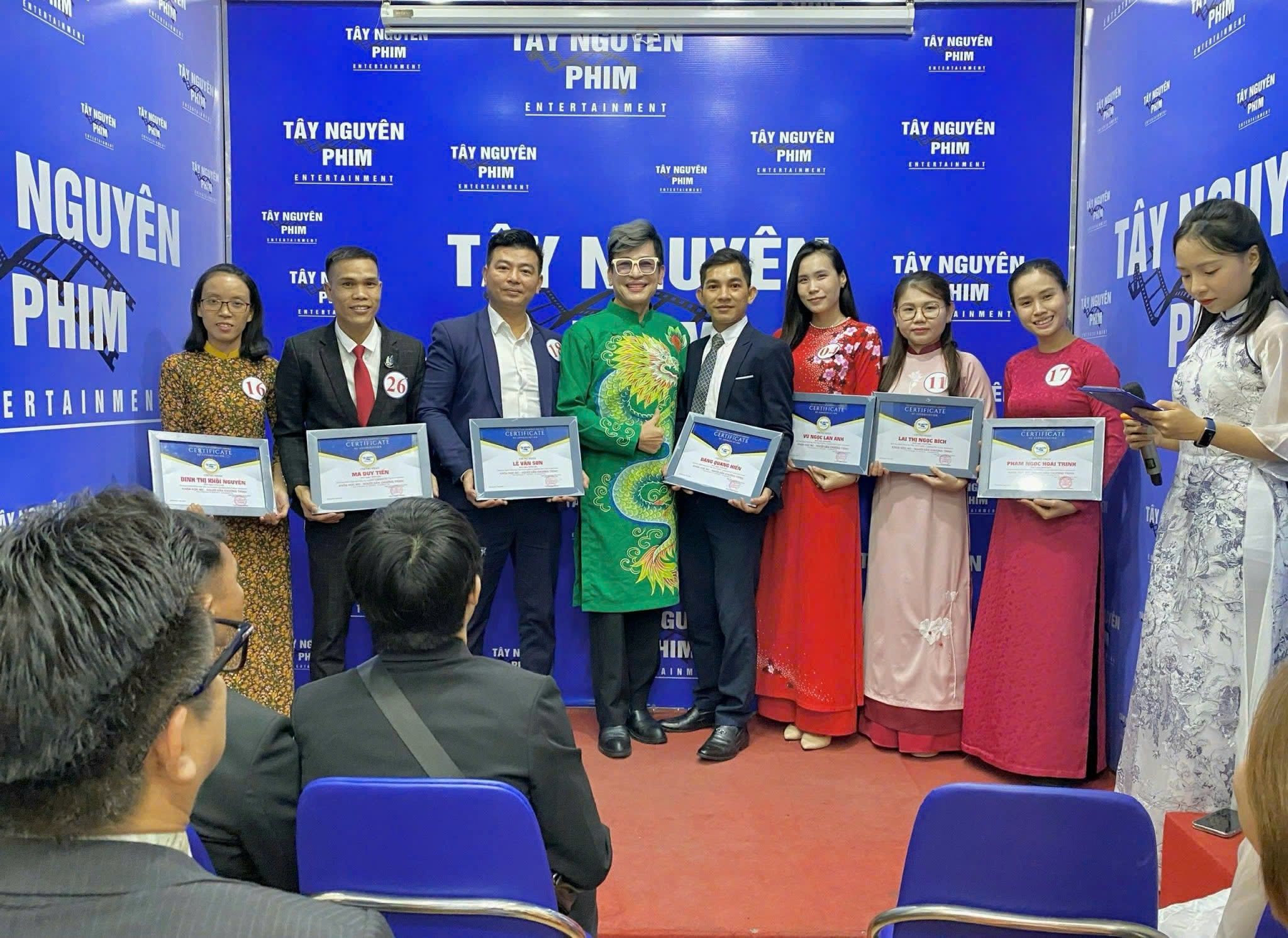 Đạo diễn Xuân Cường ngồi ghế nóng cuộc thi 'Én vàng' của Học viện Tây Nguyên phim