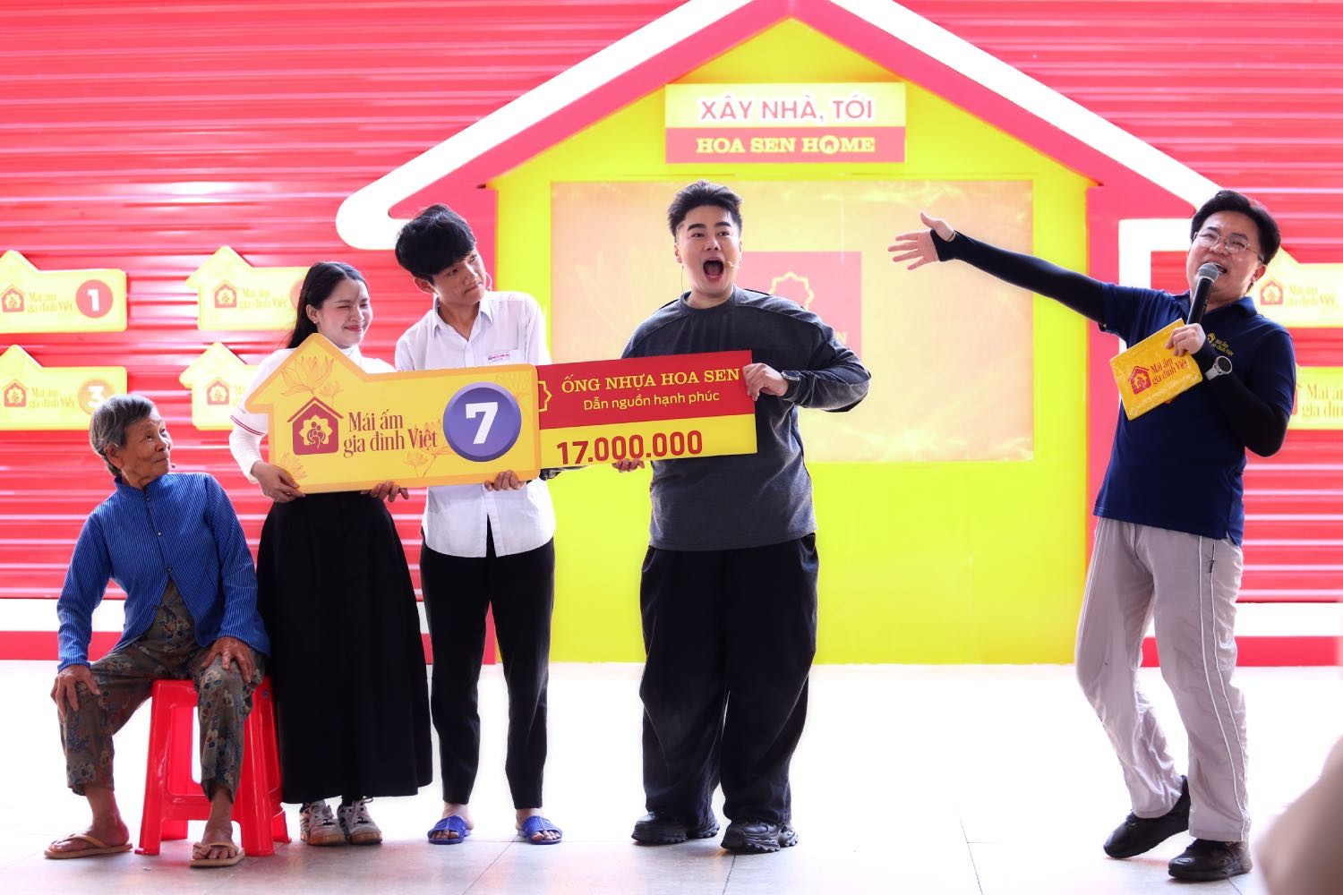 Song Luân, Anh Tú, Đỗ Nhật Hoàng hội ngộ tại 'Mái ấm gia đình Việt' ghi hình ở TP. HCM