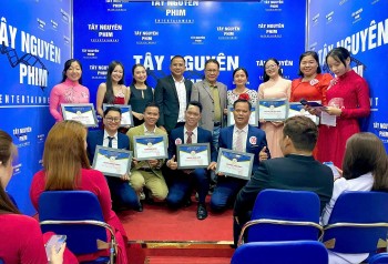 Đạo diễn Xuân Cường ngồi ghế nóng cuộc thi 'Én vàng' của Học viện Tây Nguyên phim