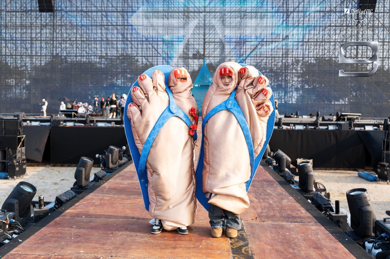 Hội ngộ sau gần 1 năm, dàn 'Anh trai 'Say Hi' miệt mài chạy chương trình xuyên suốt bất chấp nắng nóng tại TP. HCM