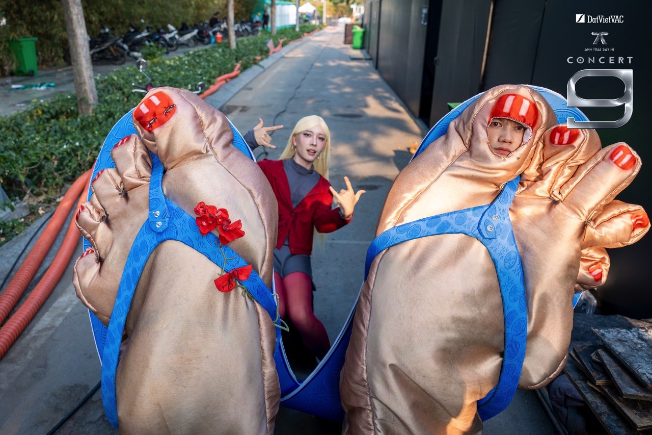 Hội ngộ sau gần 1 năm, dàn 'Anh trai 'Say Hi' miệt mài chạy chương trình xuyên suốt bất chấp nắng nóng tại TP. HCM
