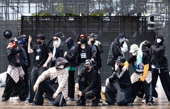 Hội ngộ sau gần 1 năm, dàn 'Anh trai 'Say Hi' miệt mài chạy chương trình xuyên suốt bất chấp nắng nóng tại TP. HCM