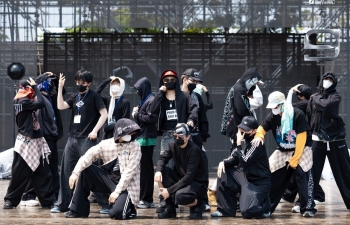 Hội ngộ sau gần 1 năm, dàn 'Anh trai 'Say Hi' miệt mài chạy chương trình xuyên suốt bất chấp nắng nóng tại TP. HCM