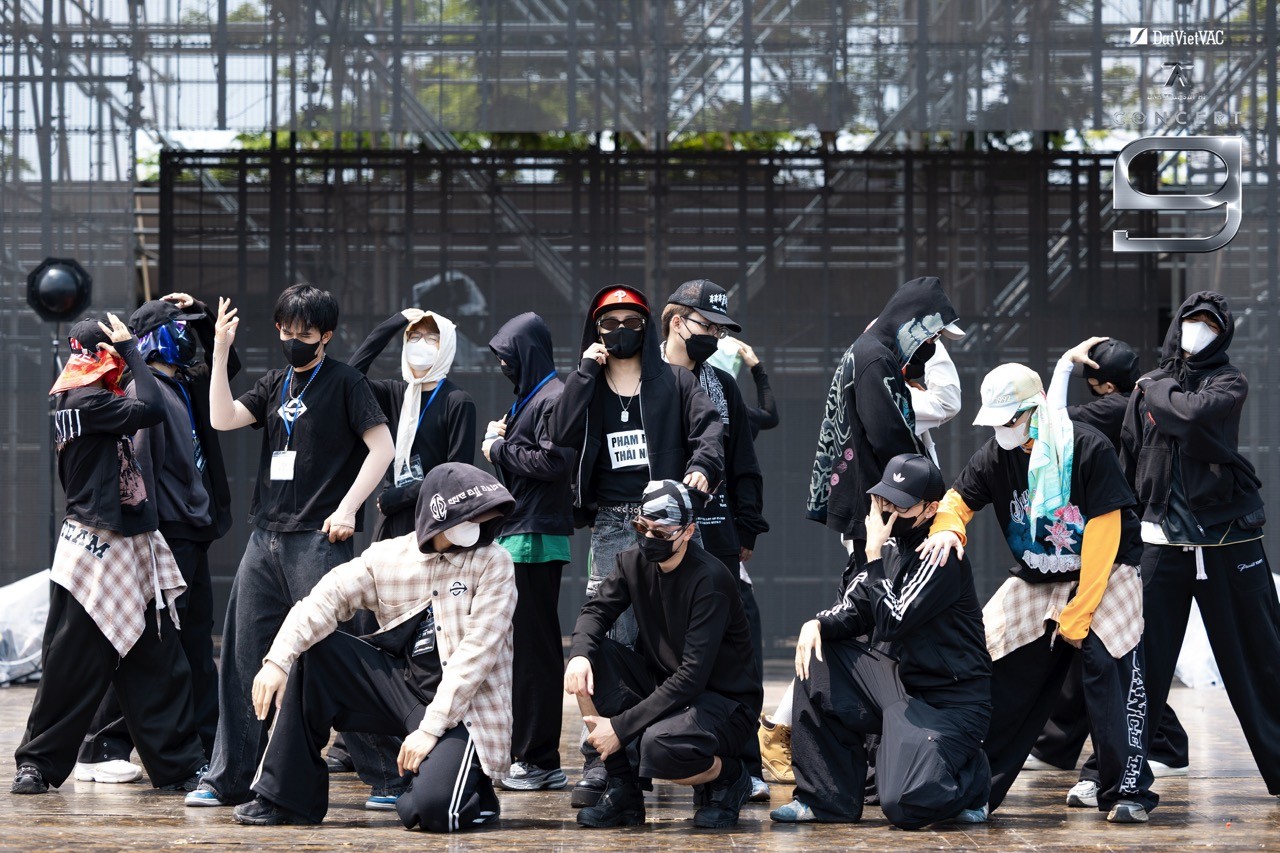 Hội ngộ sau gần 1 năm, dàn 'Anh trai 'Say Hi' miệt mài chạy chương trình xuyên suốt bất chấp nắng nóng tại TP. HCM