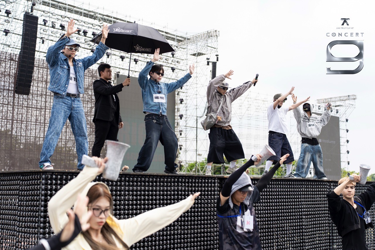 Hội ngộ sau gần 1 năm, dàn 'Anh trai 'Say Hi' miệt mài chạy chương trình xuyên suốt bất chấp nắng nóng tại TP. HCM