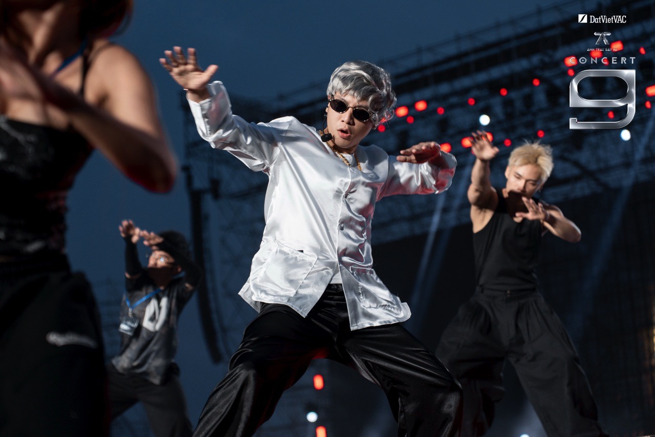 Hội ngộ sau gần 1 năm, dàn 'Anh trai 'Say Hi' miệt mài chạy chương trình xuyên suốt bất chấp nắng nóng tại TP. HCM