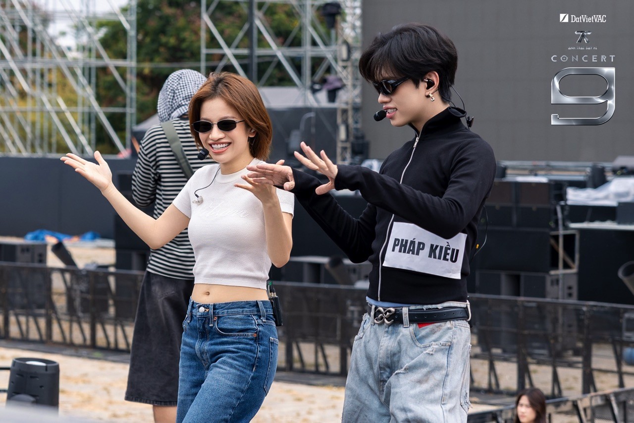 Hội ngộ sau gần 1 năm, dàn 'Anh trai 'Say Hi' miệt mài chạy chương trình xuyên suốt bất chấp nắng nóng tại TP. HCM