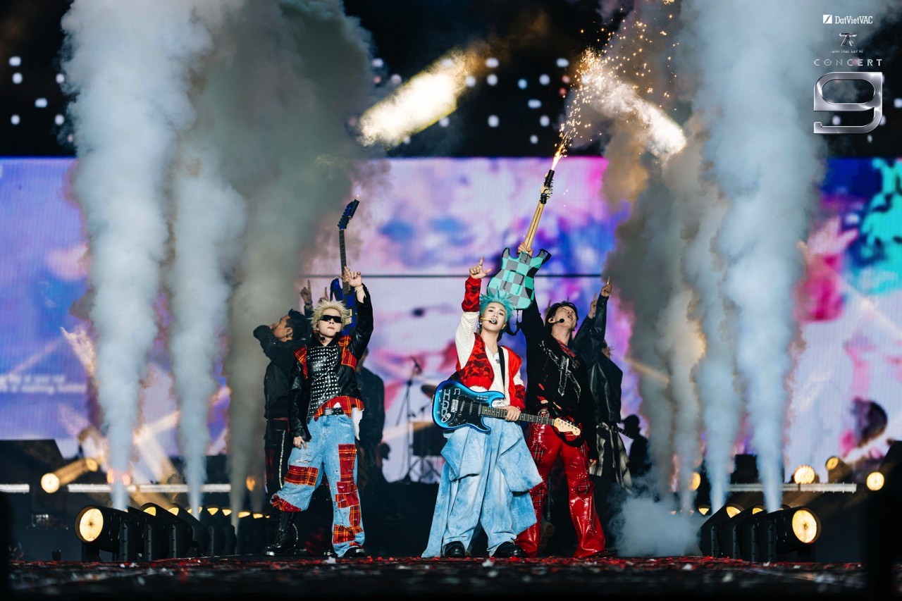 'Anh trai 'Say Hi' Đêm 9: Mùa hè 2024 được tái hiện hoành tráng, dàn Anh trai chìm đắm trong không gian hoài niệm cùng hàng chục nghìn khán giả