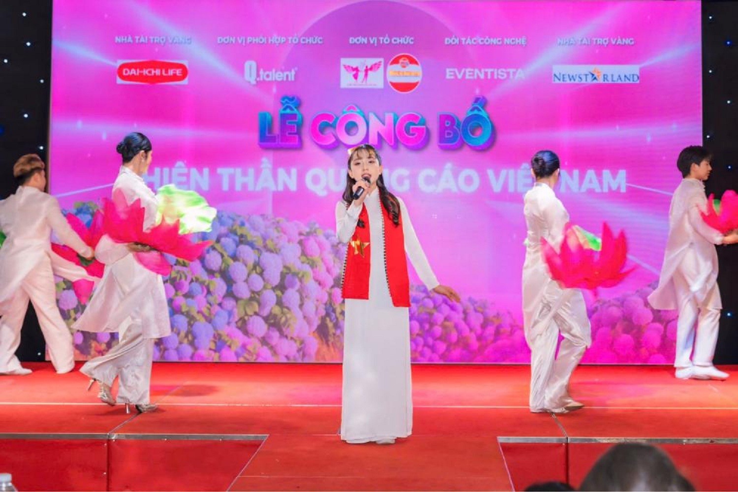 Đương kim 'Miss Charm' Anna Blanco ngồi 'ghế nóng' cuộc thi 'Thiên thần quảng cáo Việt Nam' cùng Hoa hậu Diệu Linh